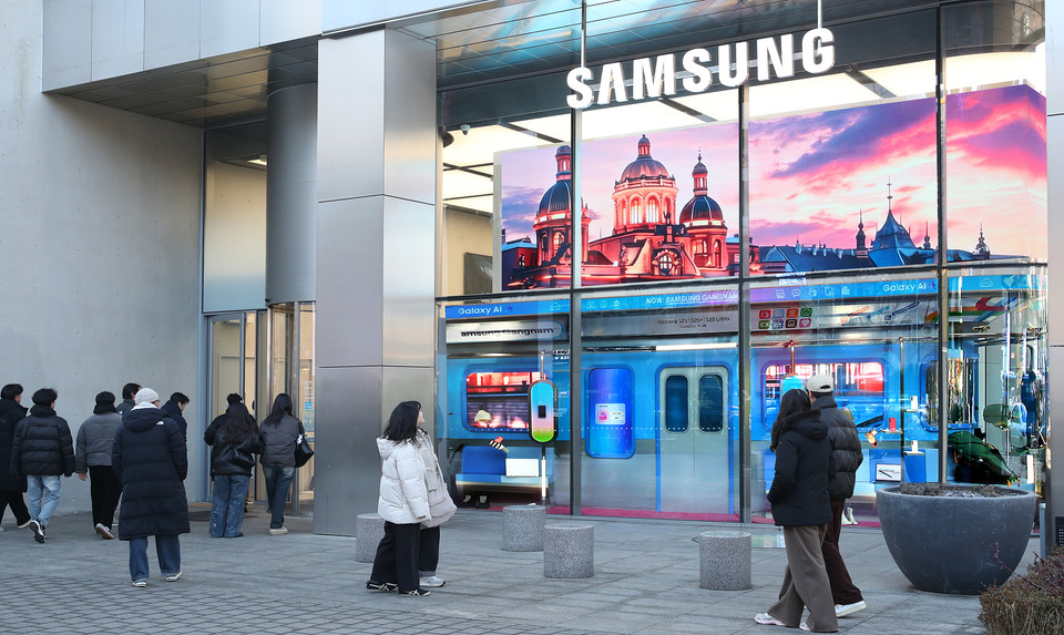 삼성 강남 '갤럭시 스튜디오'의 지하철 콘셉트 디지털 파사드 전경 [사진=삼성전자]
