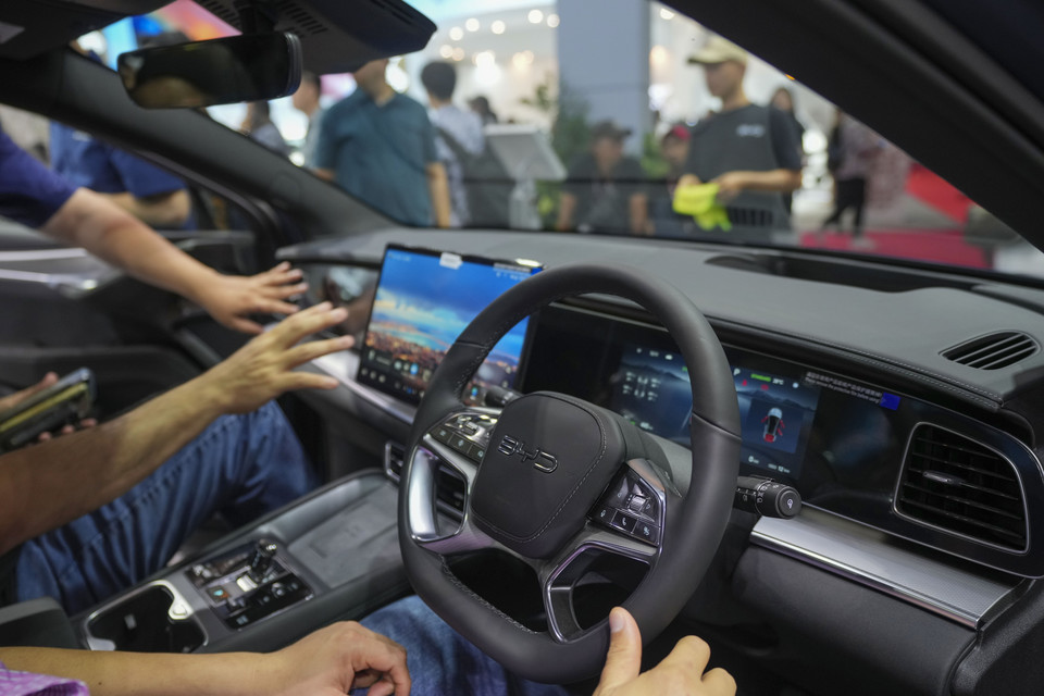 이달 13일(현지시간) 인도네시아 자카르타에서 열린 국제 모터쇼 현장에 마련된 비야디(BYD) 부스에 전시된 씨라이언 7 전기차(EV) [사진=AP통신]