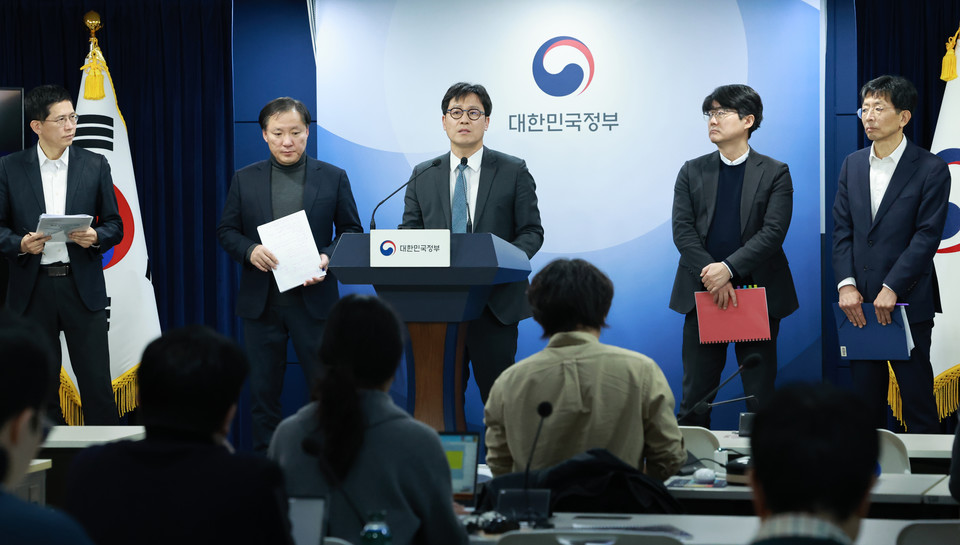 이경우 국가인공지능위원회 지원단장과 과학기술정보통신부 등 부처 관계자들이 20일 정부서울청사에서 열린 3차 국가인공지능위원회 브리핑을 하고 있다. [사진=연합뉴스]