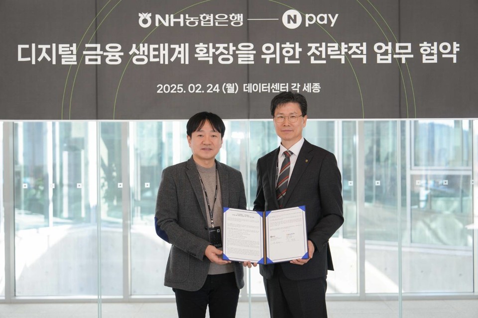 (왼쪽부터) 박상진 네이버페이 대표이사, 강태영 NH농협은행장 [사진=네이버페이]