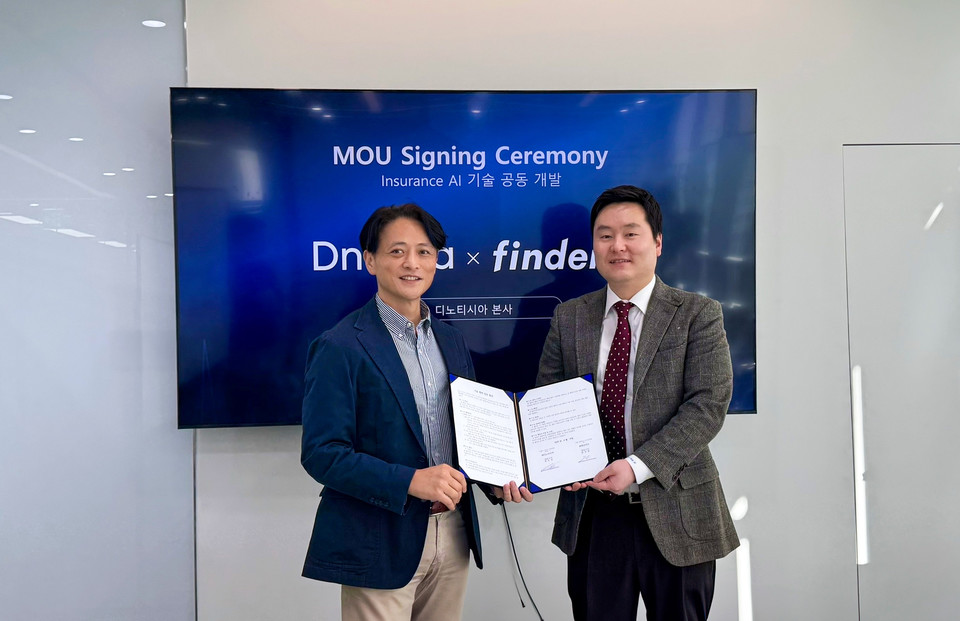 (왼쪽부터) 디노티시아 정무경 대표, 파인더스 윤상일 대표가 기념촬영을 하고 있다. [사진=디노티시아]