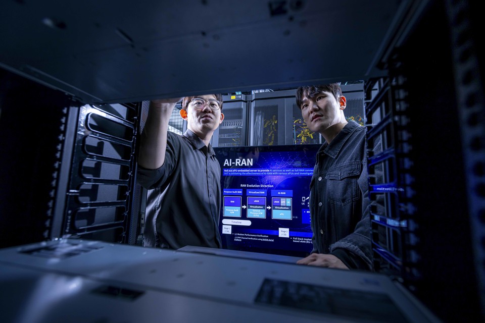 SK텔레콤 엔지니어들이 분당사옥 테스트베드에서 AI기지국(AI-RAN) 시험 장비를 활용해 연구를 진행하고 있다. [사진=SK텔레콤]
