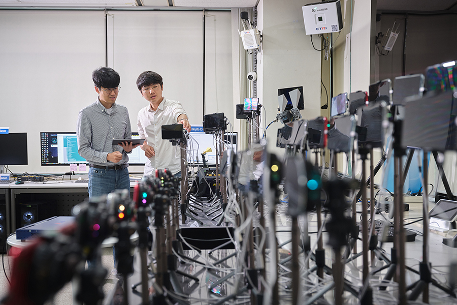 ETRI 연구진이 4Gbps 지원 5G 스몰셀 기지국 SW 기술의 성능을 시험하고 있다. [사진=ETRI]