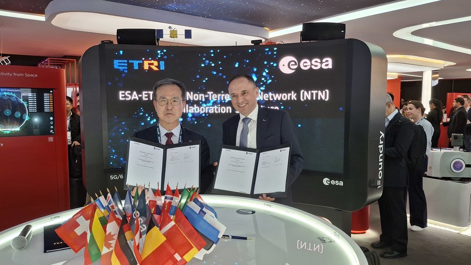 ETRI-ESA의 6G 위성통신기술 협력을 위한 협약식에서 (왼쪽부터) ETRI 방승찬 원장, ESA 로랑 자파르트 소장이 기념촬영을 하고 있다. [사진=ETRI]