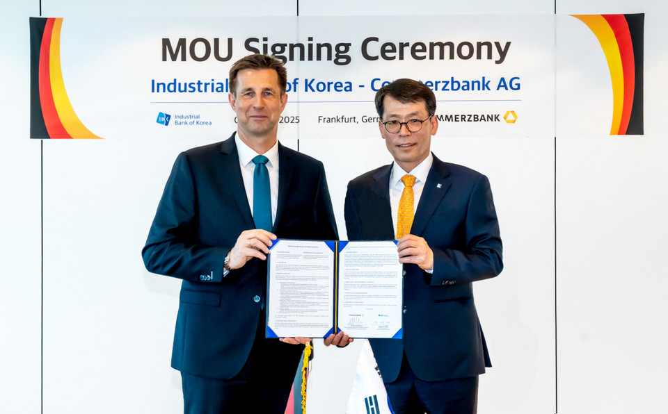 김성태 IBK기업은행장(오른쪽)과 마이클 코츠바우어 코메르츠방크 부회장(왼쪽)이 기념촬영을 하고 있다. [사진=IBK기업은행]