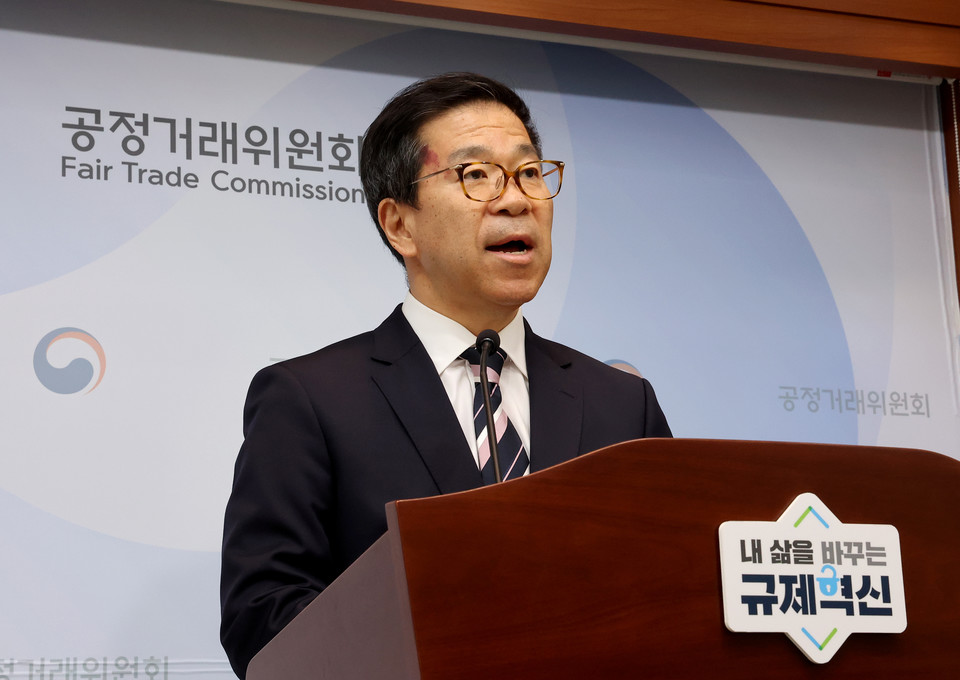 공정거래위원회 문재호 카르텔조사국장이 12일 정부세종청사 공정위 기자실에서 통신3사가 2015년 11월부터 2022년 9월까지 번호이동 순증감 건수가 특정 사업자에게 편중되지 않도록 상호 조정하기로 합의하고 실행한 것에 대해 시정명령과 함께 과징금 총 1,140억원(잠정)을 부과하기로 결정했다고 밝히고 있다. [사진=연합뉴스]