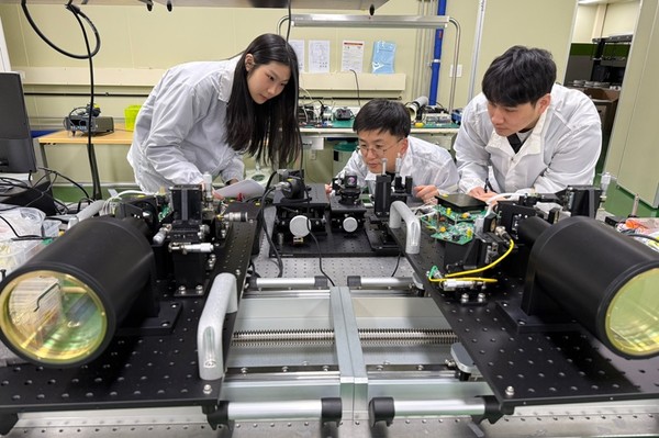 광무선 통신 기술을 연구하는 ETRI 연구진. [사진=ETRI]