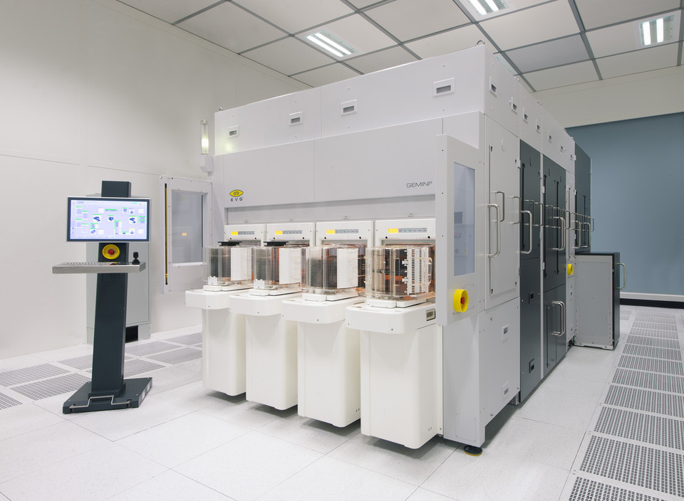 300mm 웨이퍼용 차세대 GEMINI 자동화 생산 웨이퍼 본딩 시스템 [사진=EVG]