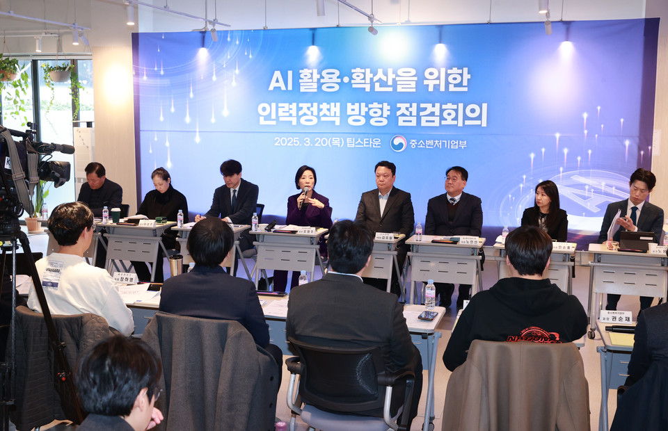 오영주 중소벤처기업부 장관이 20일 서울 강남구 팁스타운 S1에서 열린 AI 활용·확산을 위한 인력정책 방향 점검회의에서 발언하고 있다. [사진=중기부]