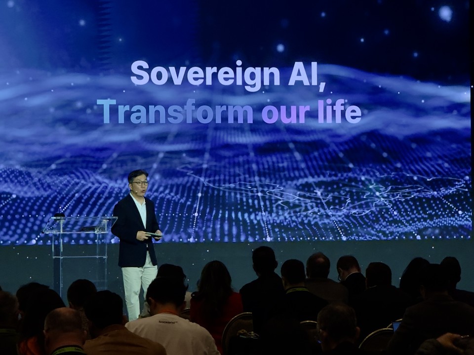 네이버클라우드 김유원 대표가 GTC 2025 행사 중 마련된 '소버린AI 서밋' 세션에서 발언하고 있다. [사진=네이버클라우드]