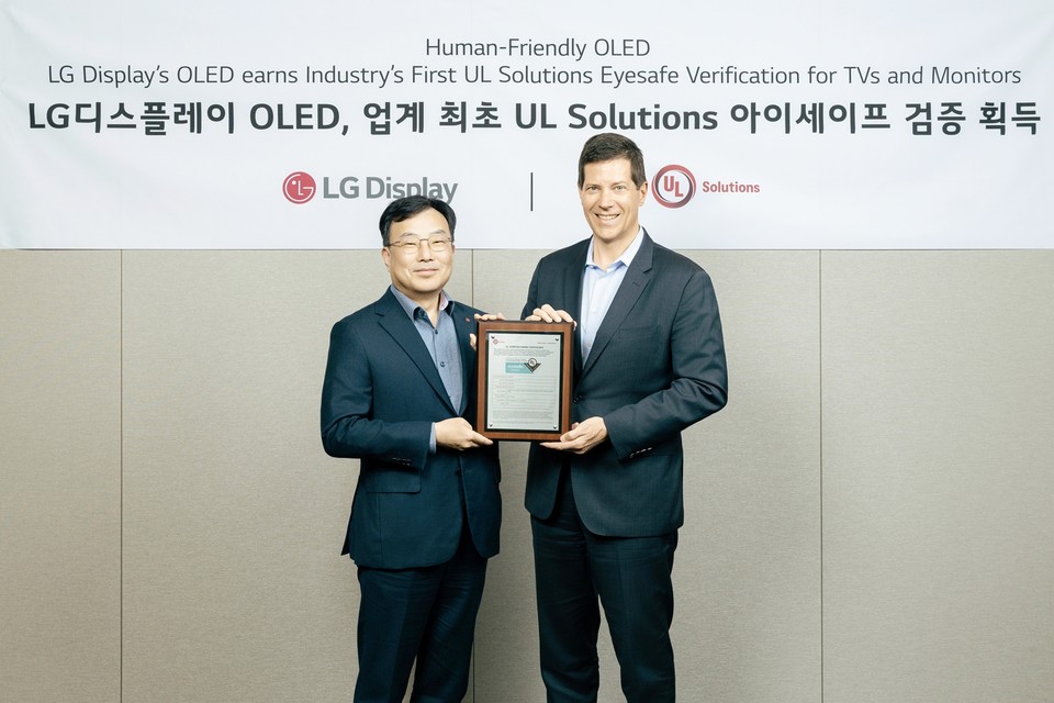 (왼쪽부터) 윤수영 LG디스플레이(LGD)  최고기술책임자(CTO), 토드 데니슨 UL솔루션즈 글로벌 총괄 수석부사장이 기념촬영을 하고 있다. [사진=LGD]
