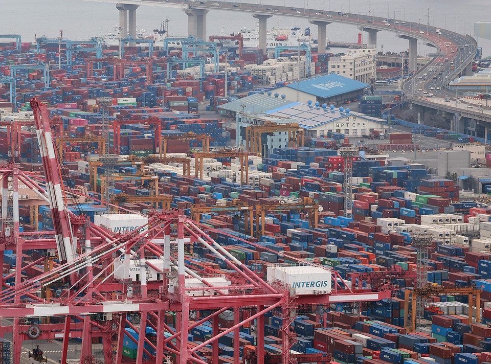 사진은 국내 최대 무역항인 부산항 감만·신감만 부두 [사진=연합뉴스]