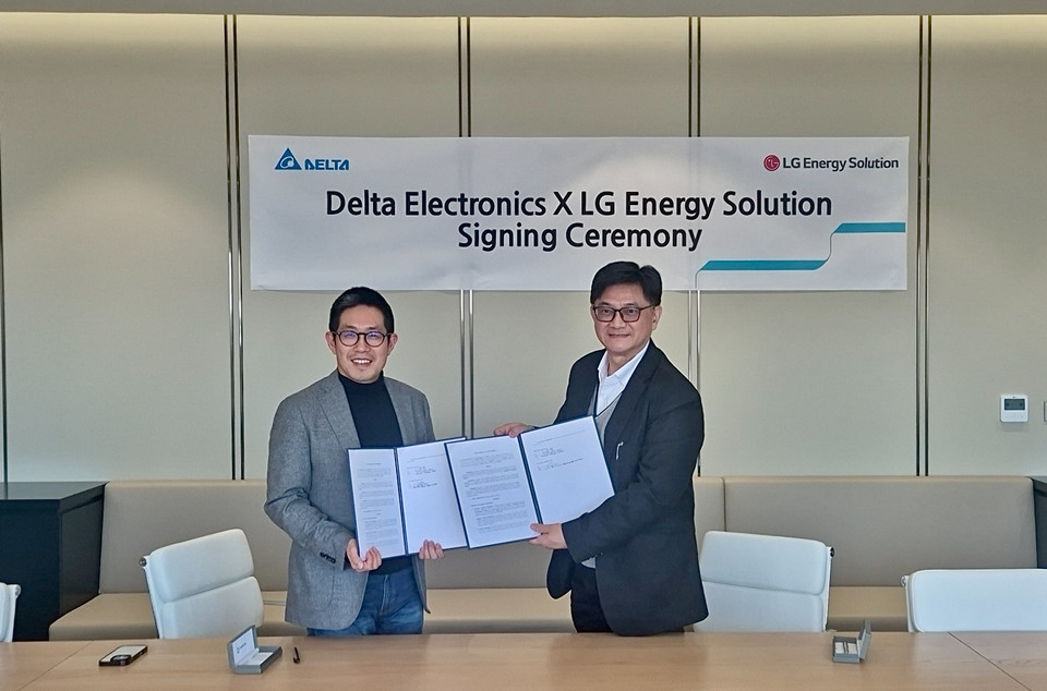 LG에너지솔루션(LG엔솔) 김형식 ESS전지사업부장과 델타일렉트로닉스 PVI 사업부 총괄 책임자 마이크 왕이 파트너십 체결 후 기념촬영을 하고 있다. [사진=LG엔솔]