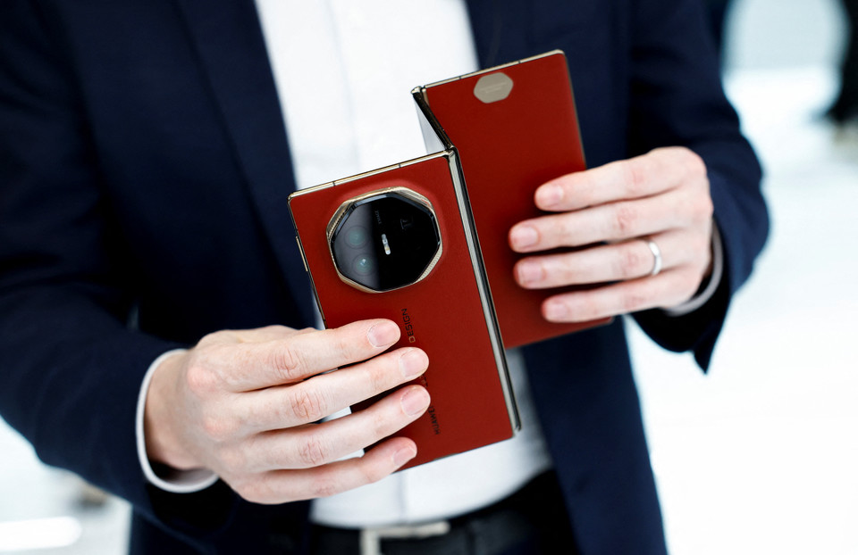 화웨이 트리플폴드 스마트폰 메이트XT [사진=로이터]