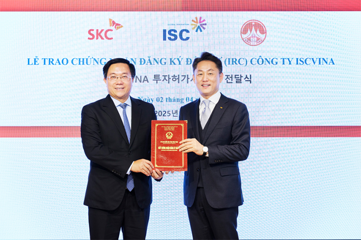 SKC 광화문 사옥에서 유지한 아이에스시 대표와 쩐 쭈이동 베트남 빈푹성장이 투자협정식에서 기념촬영을 하고 있다. [사진=아이에스시]