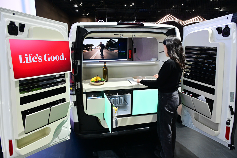 AI가전과 LG씽큐 온을 탑재한 슈필라움 글로우캐빈 [사진=LG전자]