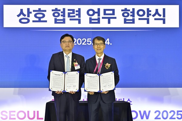 (왼쪽부터) 조준희 KOSA 회장, 강남훈 KAMA 회장 [사진=KOSA]