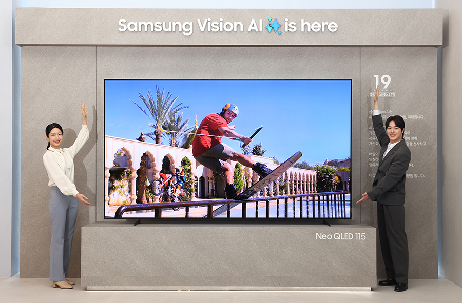 삼성전자 모델이 신제품 출시 행사에서 115형 초대형 TV 제품을 소개하고 있다. [사진=삼성전자]