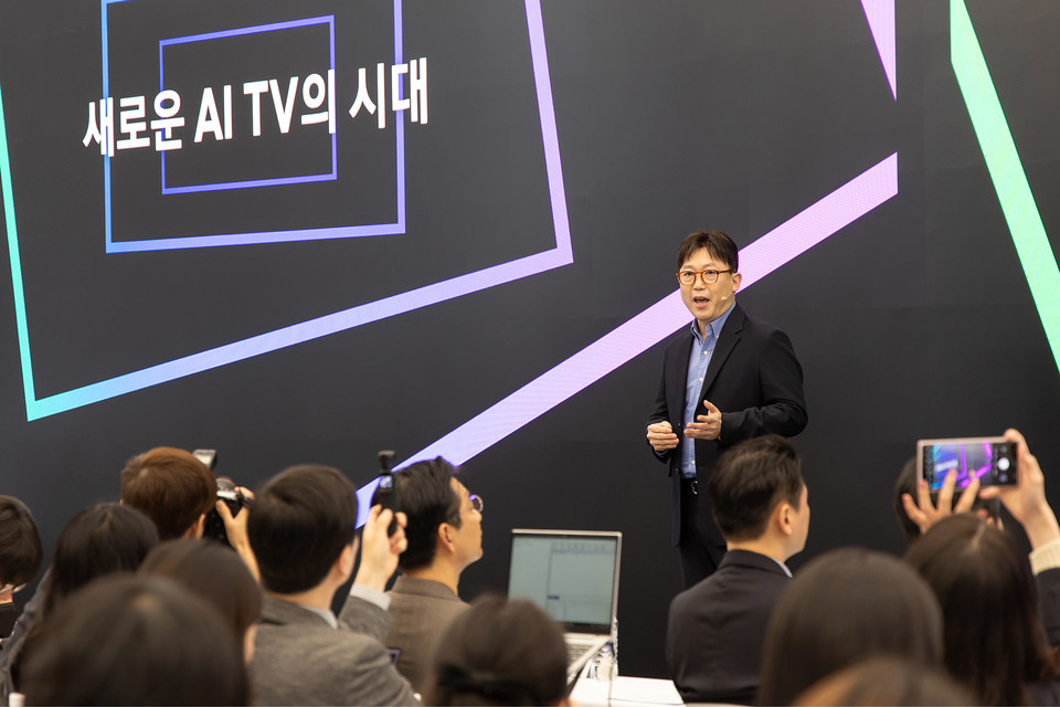 삼성전자 용석우 사장이 2025년 TV 전략을 발표하고 있다. [사진=삼성전자]