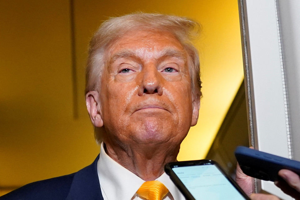 13일(현지시간) 미국 플로리다주 웨스트팜비치로 향하는 에어포스원 기내에서 도널드 트럼프 대통령이 언론 질의에 답하고 있다. [사진=로이터]