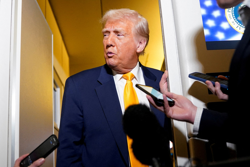 13일(현지시간) 미국 플로리다주 웨스트팜비치로 향하는 에어포스원 기내에서 도널드 트럼프 대통령이 언론 질의에 답하고 있다. [사진=로이터]