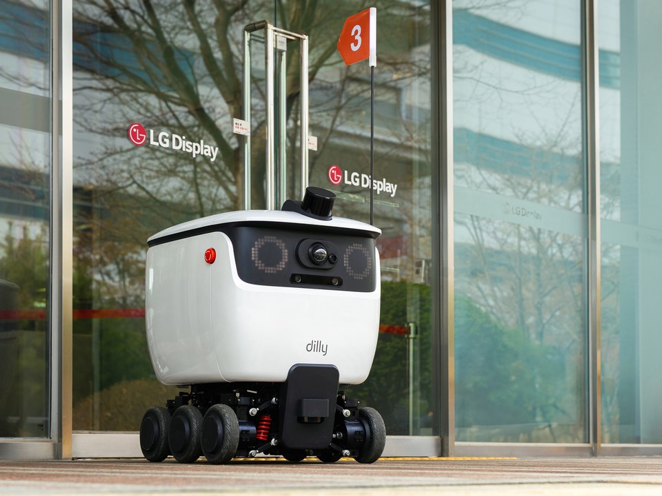 파주 사업장 내 도입된 자율주행 배달 로봇 [사진=LGD]