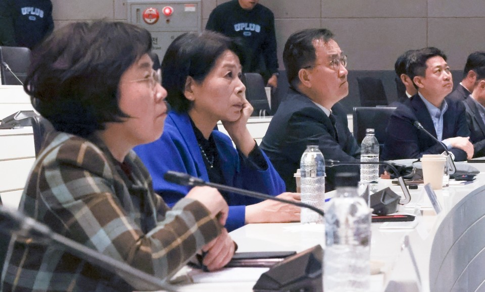 (왼쪽부터) 김현 국회 과방위 간사, 최민희 위원장, 최형두 간사, 홍범식 LG유플러스 대표가 익시젠에 대한 설명을 듣고 있다. [사진=LG유플러스]