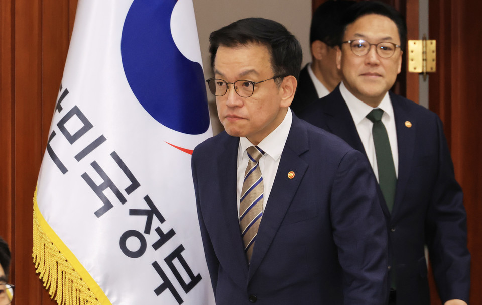 최상목 부총리 겸 기획재정부 장관이 15일 서울 종로구 정부서울청사에서 열리는 경제관계장관회의 겸 산업경쟁력강화 관계장관회의에 참석하고 있다. [사진=연합뉴스]