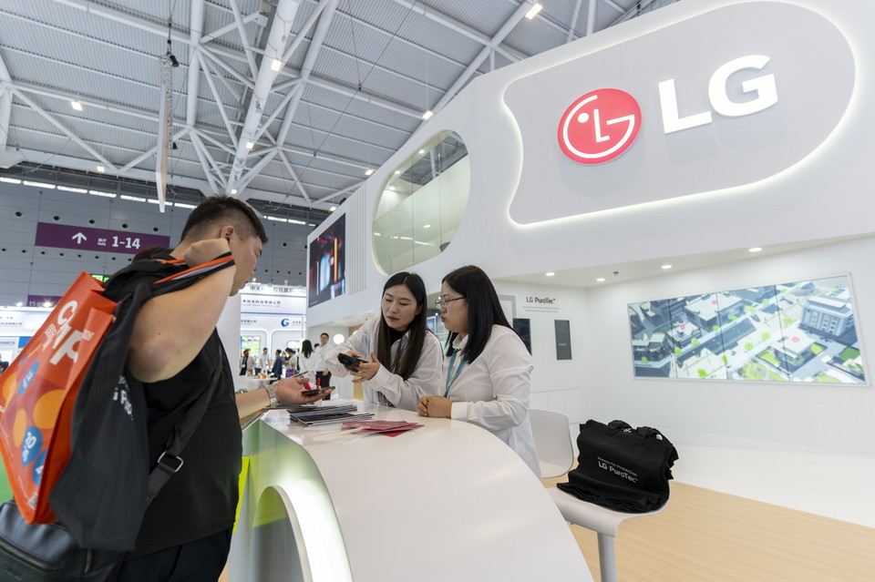 ‘차이나플라스 2025’에 조성된 LG퓨로텍 부스에서 참관객이 퓨로텍 관계자의 설명을 듣고 있다. [사진=LG전자]