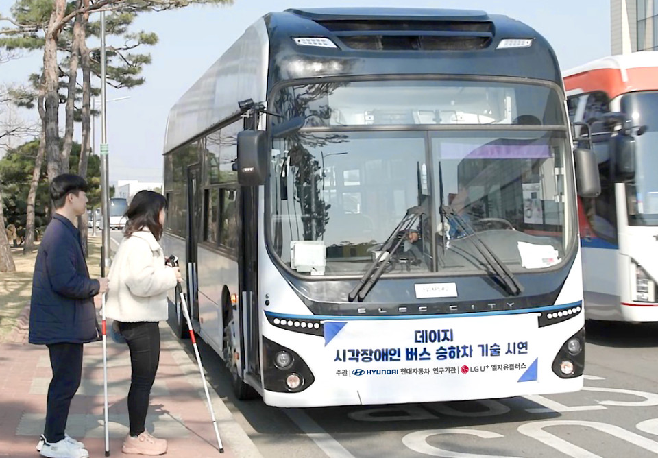 연구원들이 데이지 솔루션을 이용해 시각장애인의 버스 탑승을 시연하고 있다. [사진=LG유플러스]