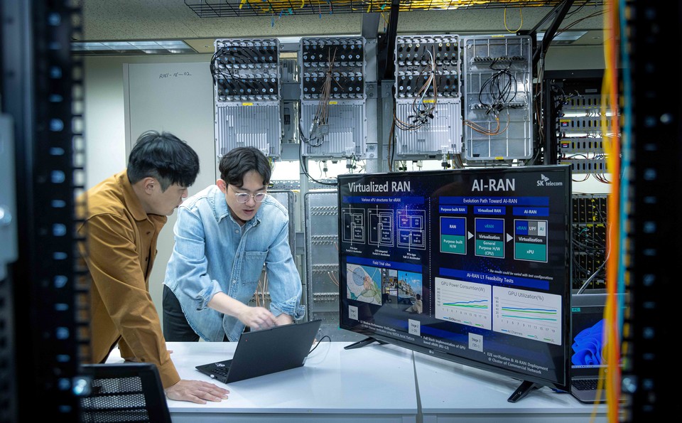 SK텔레콤 구성원들이 분당사옥에서 네트워크AI 관련 연구를 진행하고 있다. [사진=SK텔레콤]
