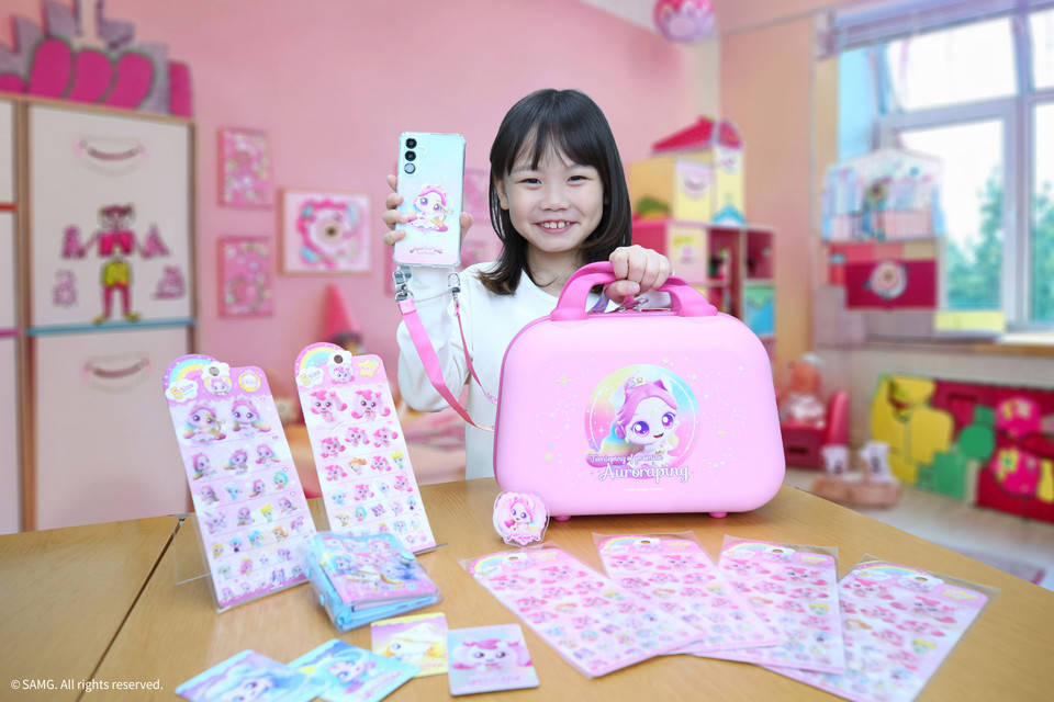 LG유플러스가 SAMG엔터의 인기 IP ‘캐치! 티니핑’ 한정판 굿즈 세트를 한정 출시한다. [사진=LG유플러스]