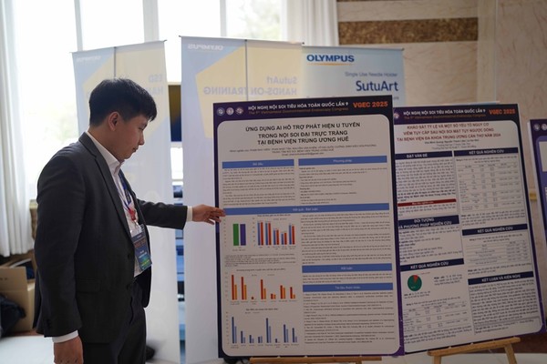 'VGEC 2025'에서 연구 성과를 발표하는 히엔 후에중앙병원 내시경센터장 [사진=웨이센]