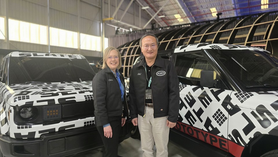 (왼쪽부터) 크리스 바먼 슬레이트 CEO, 이석희 SK온 대표이사 사장 [사진=SK온]