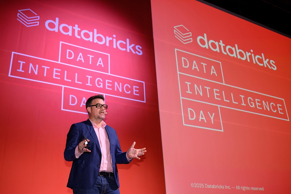 ‘데이터 인텔리전스 데이’ 현장에서 닉 에어스 데이터브릭스 아태지역 필드 엔지니어링 담당 부사장이 발언하고 있다. [사진=데이터브릭스]