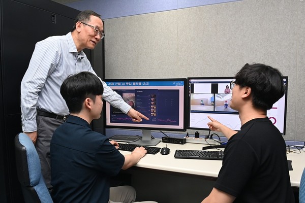 ETRI 연구진이 사회적 상호작용 인식 AI 기술을 활용해 ASD 선별을 위한 영상을 분석하고 있는 모습. [사진=ETRI]