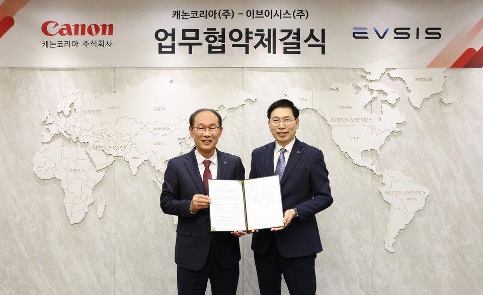 (왼쪽부터) 박정우 캐논코리아 대표, 오영식 이브이시스 대표 [사진=캐논코리아]