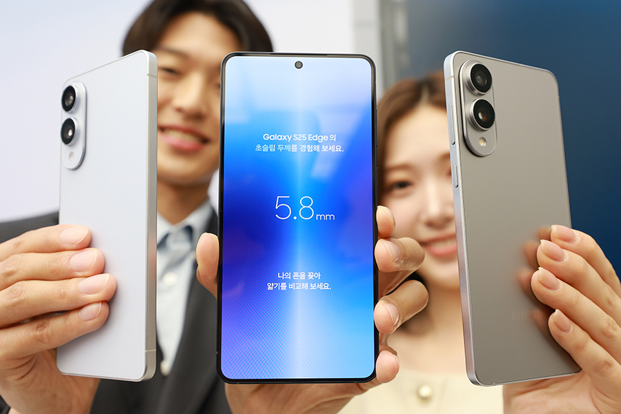 13일 ‘서울 삼성’ 강남에서 열린 신제품 행사에서 초슬림형 스마트폰인 삼성전자 갤럭시S25 엣지가 공개됐다. [사진=연합뉴스]