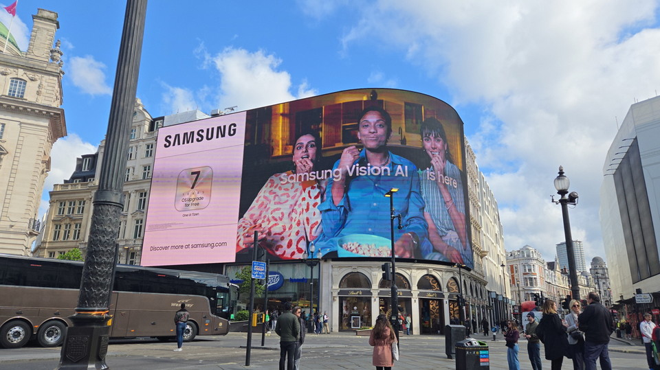 런던 피카딜리 광장에 걸린 삼성 비전 AI 옥외광고 [사진=삼성전자]