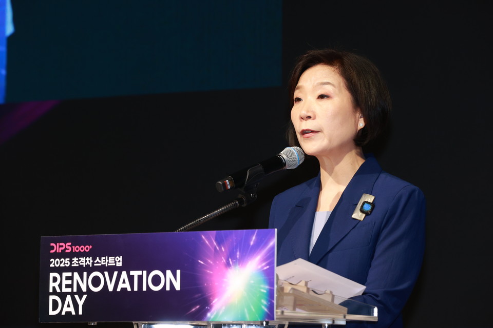 오영주 중소벤처기업부 장관이 13일 서울 영등포구 페어몬트 앰배서더 호텔에서 열린 '2025 초격차 스타트업 리노베이션 데이' 행사에서 인사말을 하고 있다. [사진=중기부]