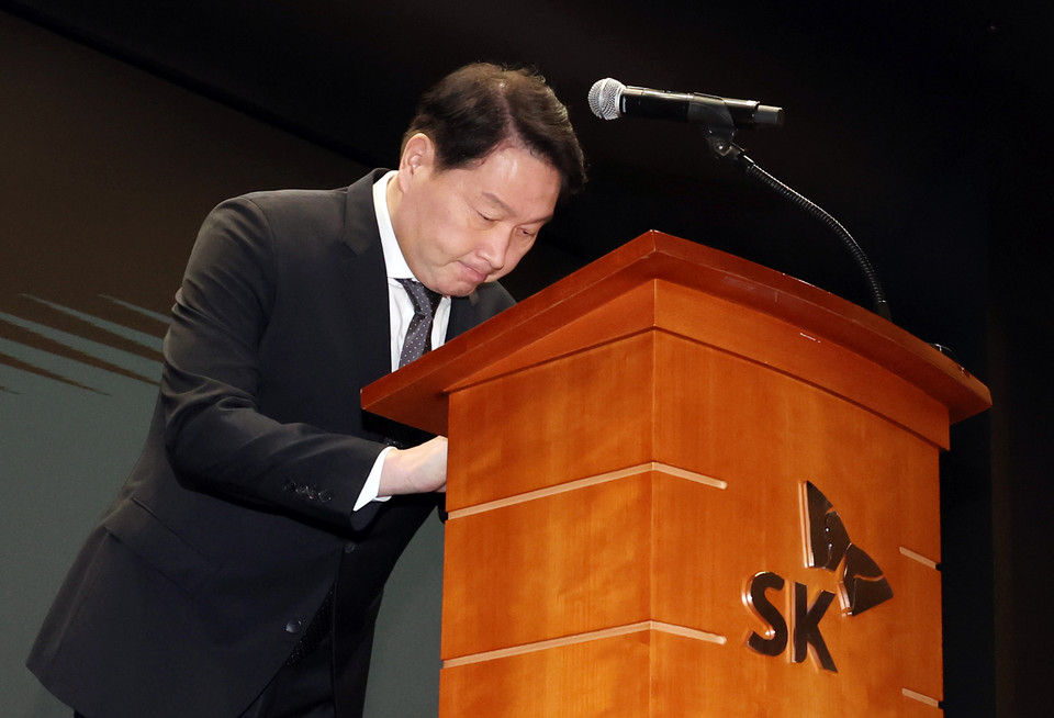 최태원 SK그룹 회장이 7일 오전 SKT타워에서 열린 유심 정보 유출사고 관련 일일 브리핑에 참석해 대국민 사과를 하고 있다. [사진=연합뉴스]