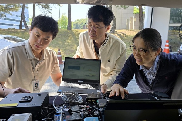 이기종 V2X 기반 차세대 협력주행 통신기술을 논의하고 있는 ETRI 연구진 [사진=ETRI]