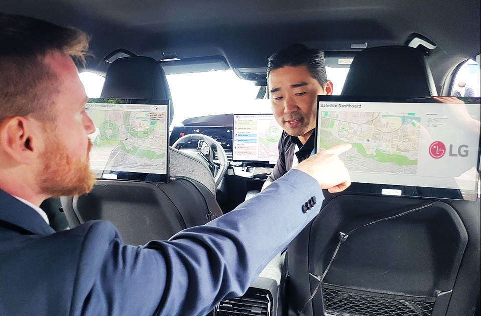 15일(현지시간) 프랑스 파리 5GAA 총회에서 LG전자 관계자가 5GAA 총회 참석자에게 인공위성 기반의 차랑 내 차세대 음성통신 솔루션을 설명하고 있다. [사진=LG전자]