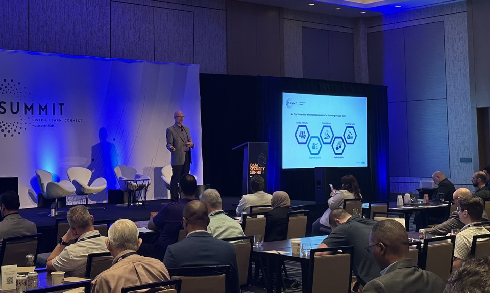 론 아덴 파수 미국법인 최고기술책임자(CTO)가 데이터 인프라 전략을 발표하고 있다. [사진=파수]