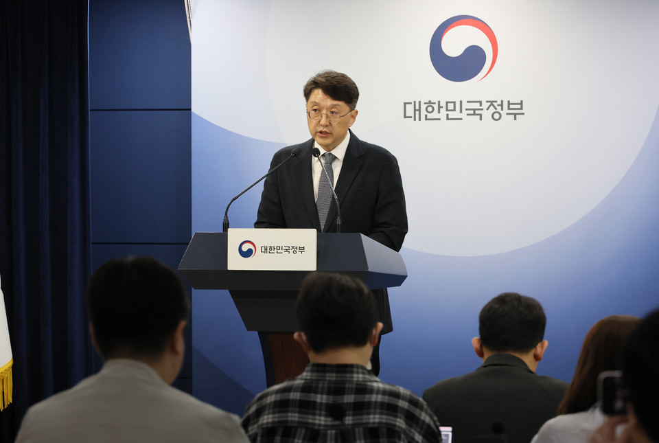 최우혁 과학기술정보통신부 정보보호네트워크정책관이 19일 서울 종로구 정부서울청사에서 SK텔레콤 침해사고 관련 민관합동 조사결과 2차 발표 브리핑을 하고 있다. [사진=연합뉴스]