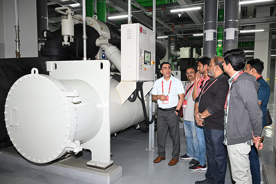 컨설턴트들이 서울 마곡 소재 LG사이언스파크를 방문해 초대형 냉방기인 칠러(Chiller)를 살펴보고 있다. [사진=LG전자]