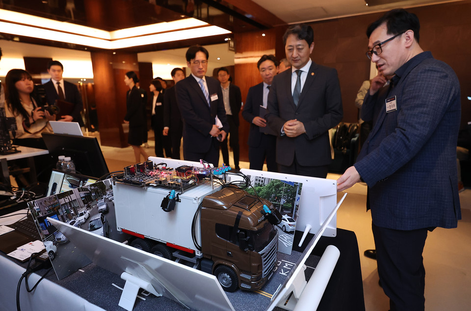 안덕근 산업통상자원부 장관(오른쪽 두번째)이 20일 서울 중구 웨스틴조선호텔에서 열린 'K-온디바이스AI반도체 협력포럼'에서 차량용 AI 반도체를 둘러보고 있다. [사진=연합뉴스]