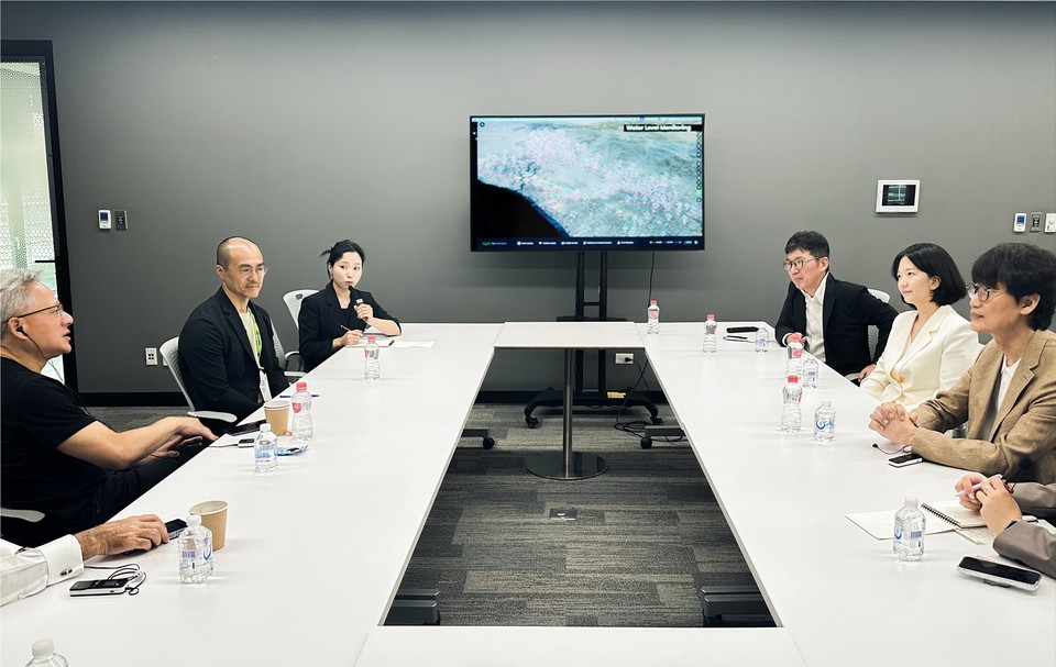 네이버와 엔비디아 주요 경영진이 대만 엔비디아 오피스에서 별도 미팅을 통해 소버린AI 구축 및 대규모 AI 데이터센터 사업 확장 방안 등에 대해 논의했다. (왼쪽부터 시계방향으로) 젠슨 황 엔비디아 CEO, 정소영 엔비디아코리아 대표, (통역사), 김유원 네이버클라우드 대표, 최수연 네이버 대표, 이해진 네이버 이사회 의장 [사진=네이버클라우드]