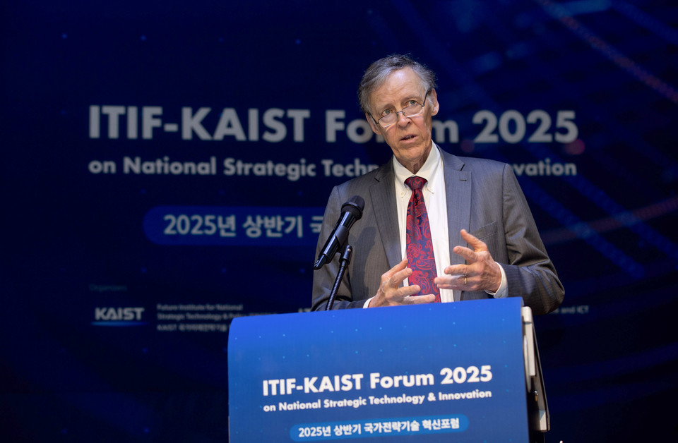 로버트 앳킨슨 미국 정보기술혁신재단(ITIF) 회장이 '국가전략기술 혁신포럼'에서 기조연설을 하고 있다. [사진=과기정통부]