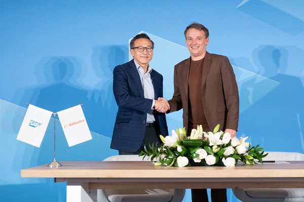 (왼쪽부터) 알리바바그룹 조 차이 회장, SAP 크리스티안 클라인 CEO. [사진=알리바바그룹]